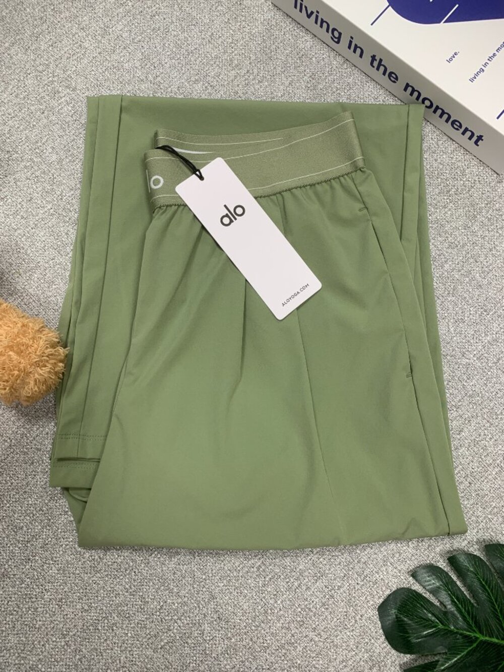 NWT ALO Yoga Dune Grass Trouser🧘♀️Downtown Athleisure Suit Up 30" Inseam - Picture 8 of 10